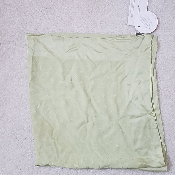 LOUIS VUITTON SILK MONOGRAM SCARF - Picture 4 of 12